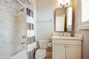 13_1525WByron_9_2ndBathroom_LowRes